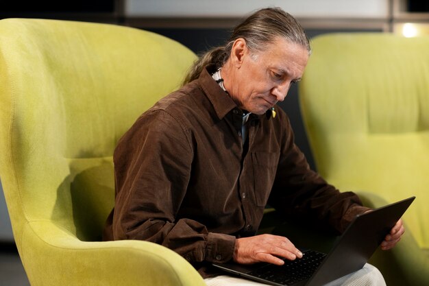 Hombre de edad mediana con computadora portátil