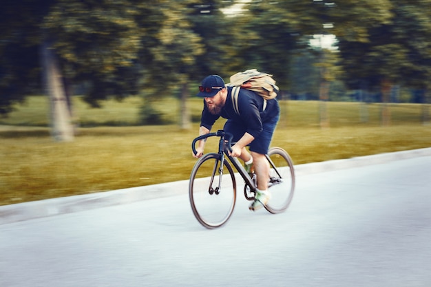 Foto gratuita hombre ejercitándose con la bicicleta