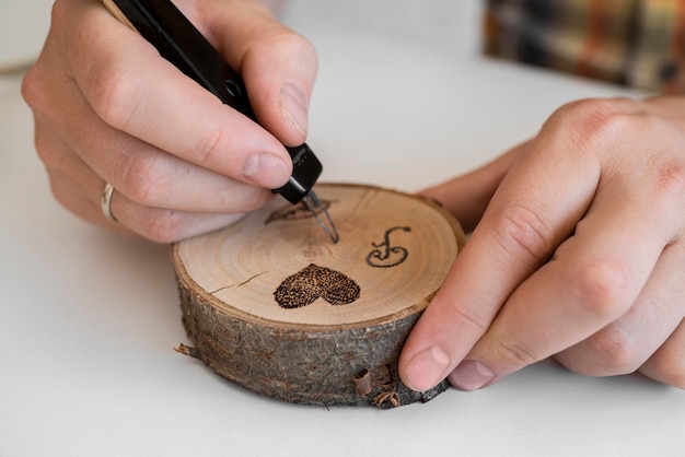 Hombre elaborando en madera en el taller