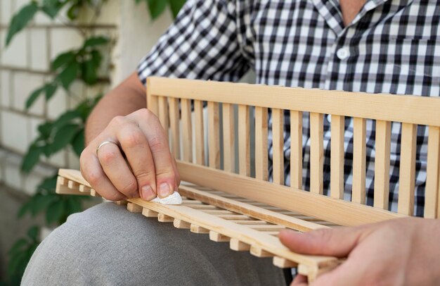 Hombre elaborando un objeto de madera