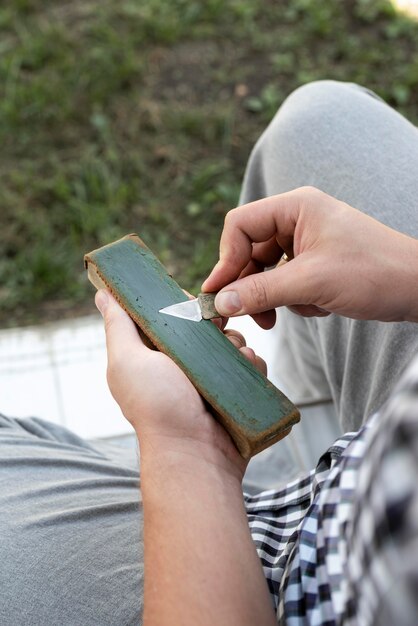 Hombre elaborando un primer plano de objeto de madera