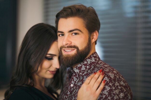 Hombre elegante, abrazar, mujer