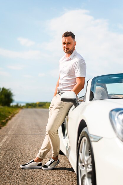 Hombre elegante al aire libre en tiro completo