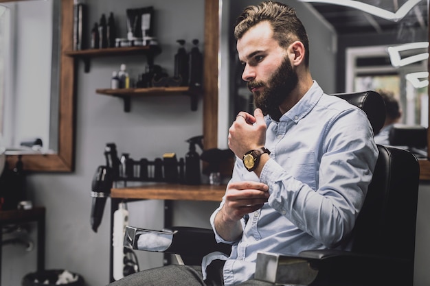 Hombre elegante en barbería