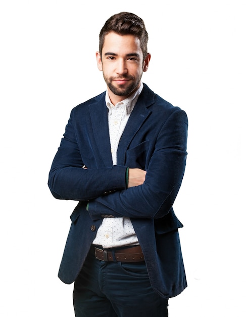 Foto gratuita hombre elegante con los brazos cruzados