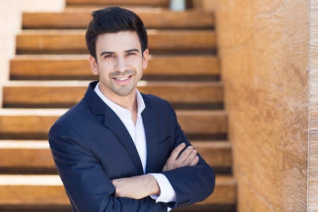 Hombre elegante con los brazos cruzados