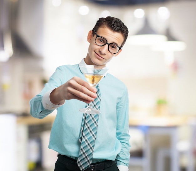 Foto gratuita hombre elegante con una copa