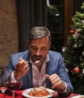 Foto gratuita hombre elegante disfrutando de la cena de navidad