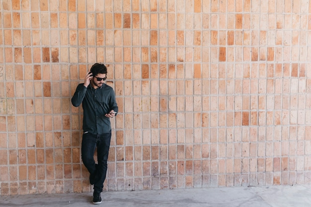 Foto gratuita hombre elegante escuchando música en la calle