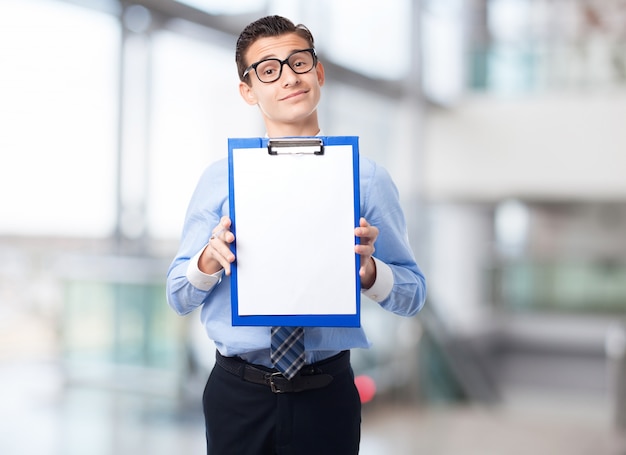 Hombre elegante con una lista de comprobación