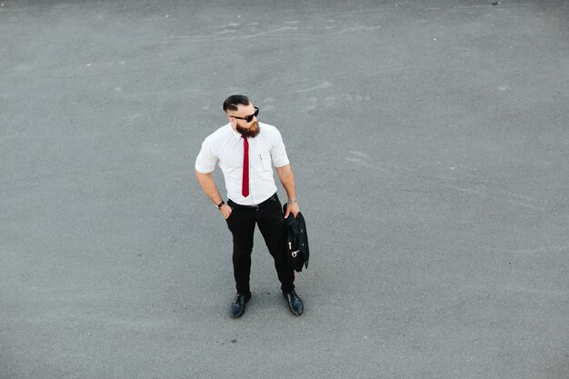 Hombre elegante con maletín visto desde arriba