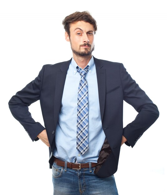 Hombre elegante con las manos en las caderas