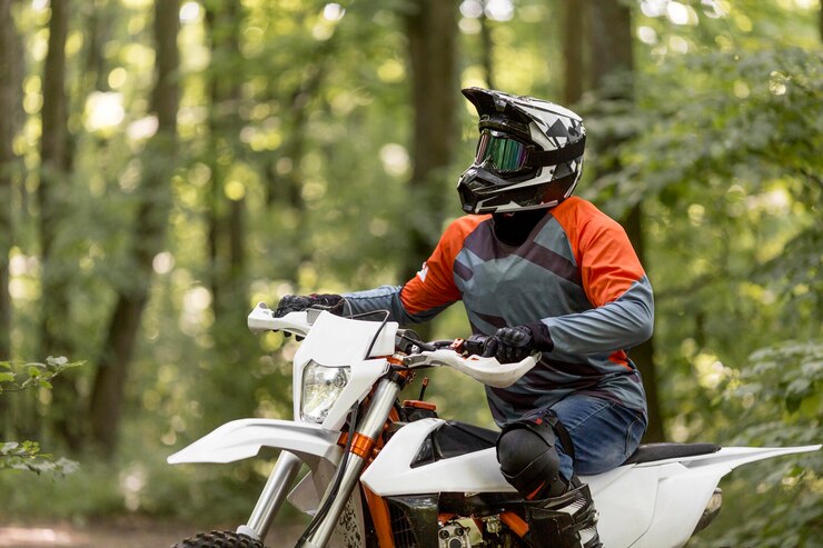 Foto gratuito hombre elegante montando moto en el bosque