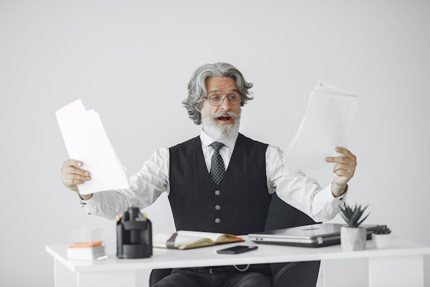 Foto gratuita hombre elegante en la oficina. hombre de negocios con camisa blanca. el hombre trabaja con documentos.