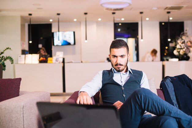 Hombre elegante pensativo que piensa en problema