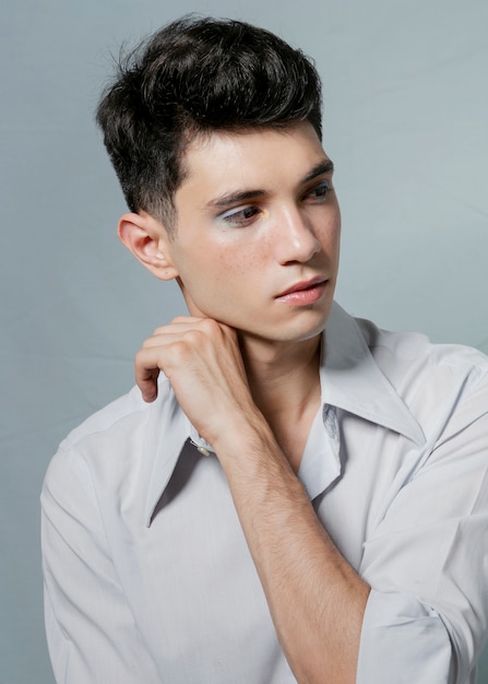 Hombre elegante posando en camisa