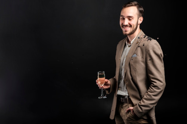 Hombre elegante posando con copa de champán
