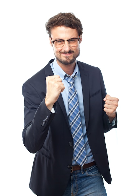 Hombre elegante con los puños delante del cuerpo