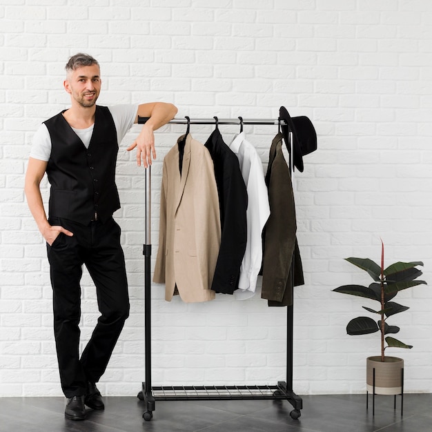 Hombre elegante rodeado de una decoración minimalista.