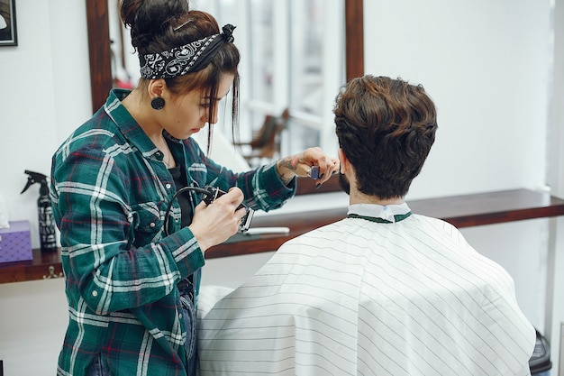 Foto gratuita hombre elegante sentado en una barbería