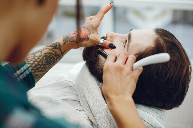 Hombre elegante sentado en una barbería