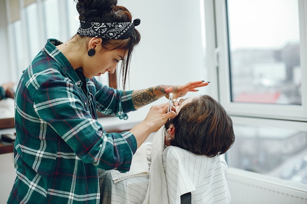 Hombre elegante sentado en una barbería