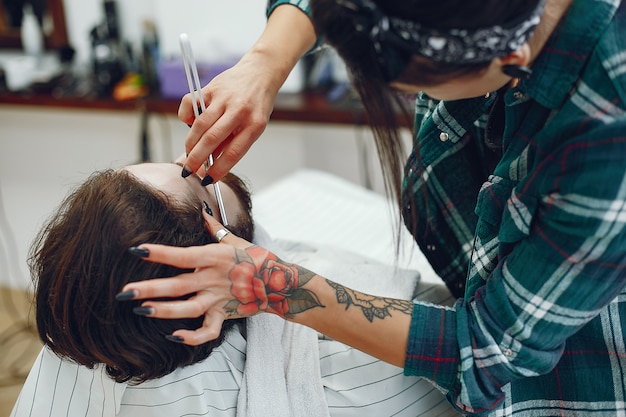 Hombre elegante sentado en una barbería