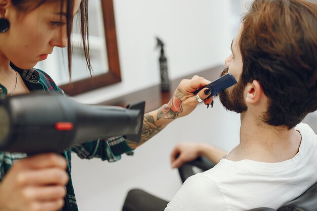 Hombre elegante sentado en una barbería