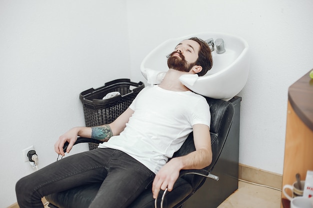 Hombre elegante sentado en una barbería