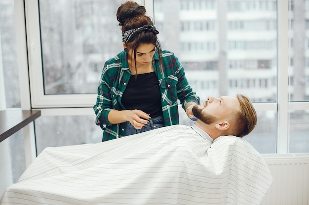 Hombre elegante sentado en una barbería