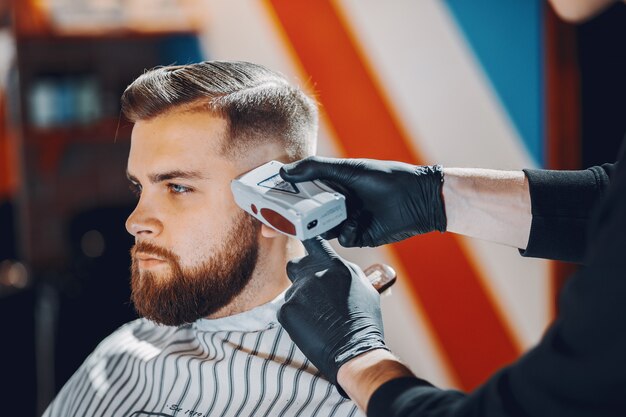 Hombre elegante sentado en una barbería