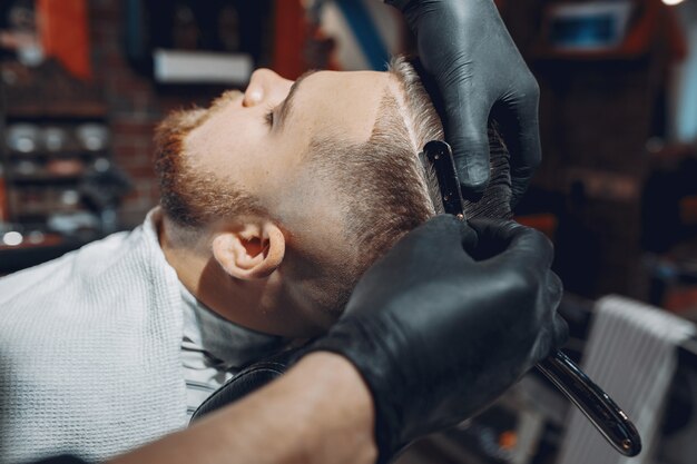 Hombre elegante sentado en una barbería