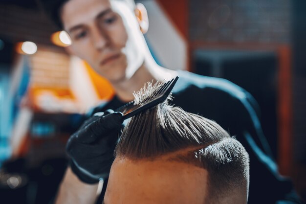 Hombre elegante sentado en una barbería