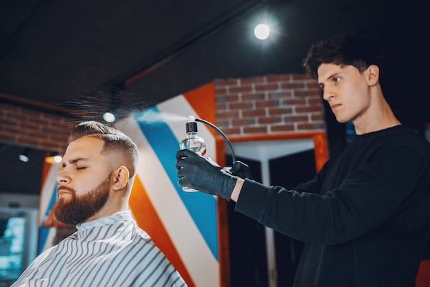 Foto gratuita hombre elegante sentado en una barbería