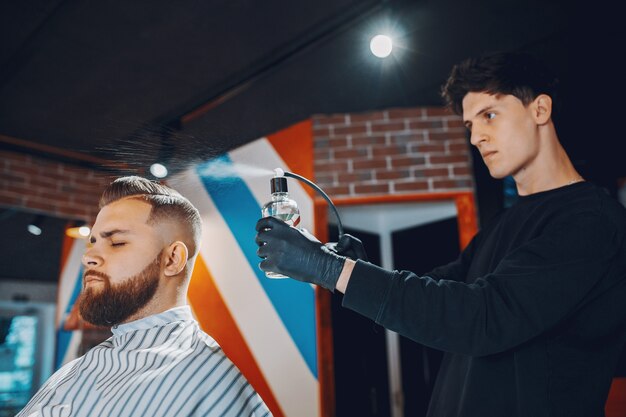 Hombre elegante sentado en una barbería