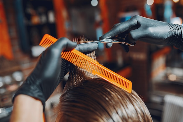 Foto gratuita hombre elegante sentado en una barbería