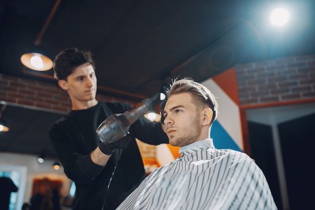 Hombre elegante sentado en una barbería