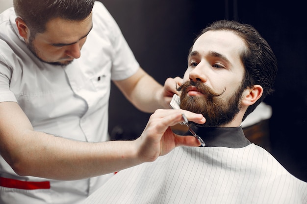 Hombre elegante sentado en una barbería