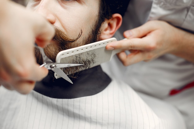 Hombre elegante sentado en una barbería