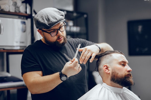 Hombre elegante sentado en una barbería