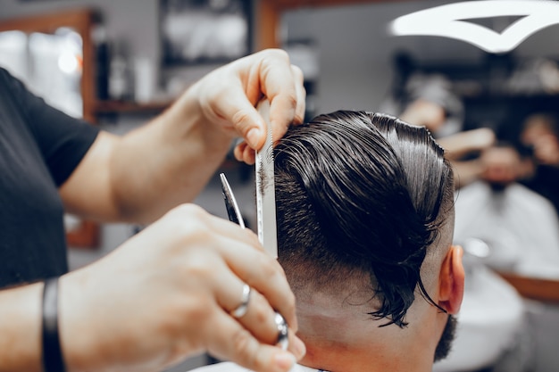 Hombre elegante sentado en una barbería