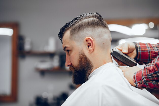 Hombre elegante sentado en una barbería