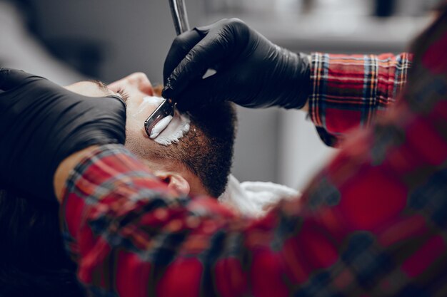 Hombre elegante sentado en una barbería