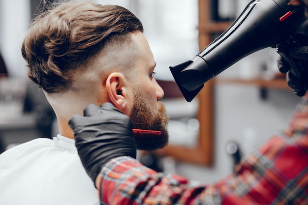 Hombre elegante sentado en una barbería