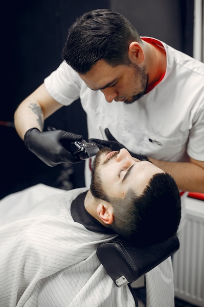 Hombre elegante sentado en una barbería