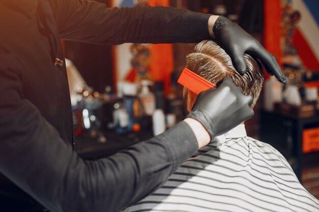 Hombre elegante sentado en una barbería