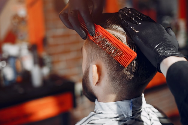 Hombre elegante sentado en una barbería