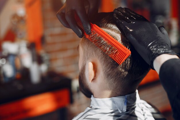 Hombre elegante sentado en una barbería