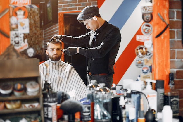 Hombre elegante sentado en una barbería