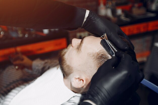 Hombre elegante sentado en una barbería